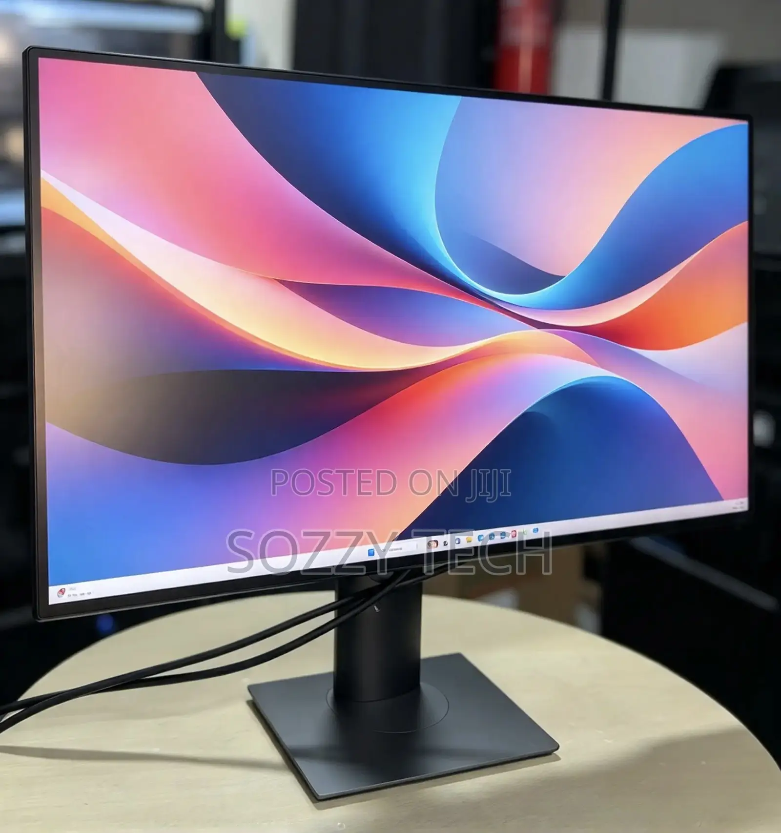 Dell U2718Q Ultra Sharp 27 Inch 4k Monitor, 3840 X 2160 at 60Hz, Audio