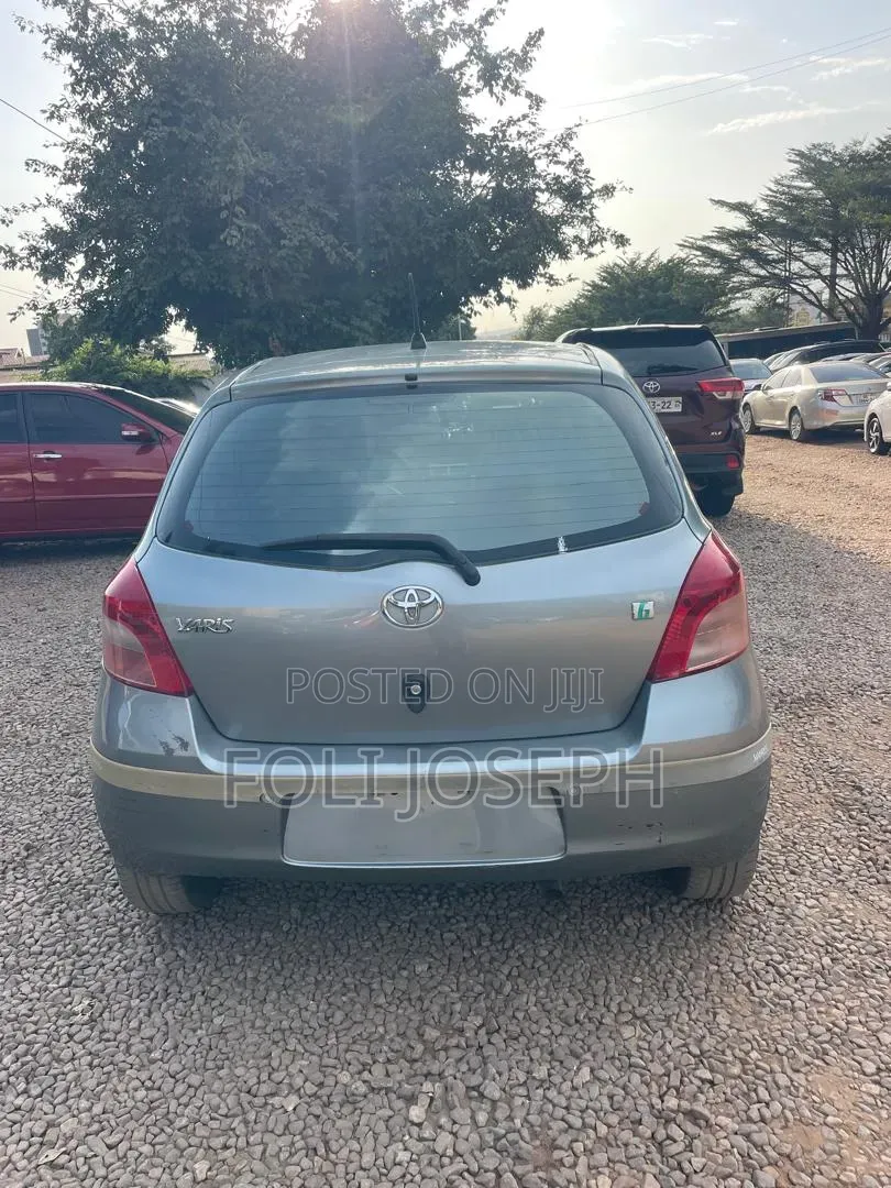 Toyota Yaris Base Sedan 4dr 2010 Silver