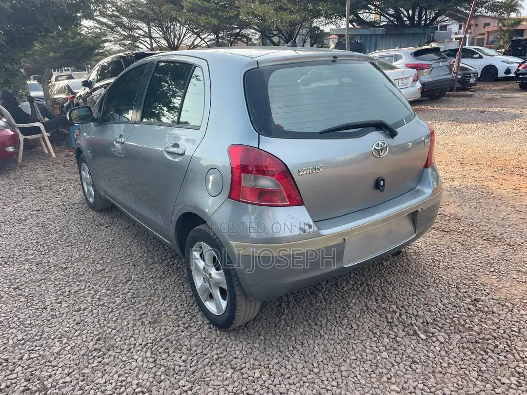 Toyota Yaris Base Sedan 4dr 2010 Silver