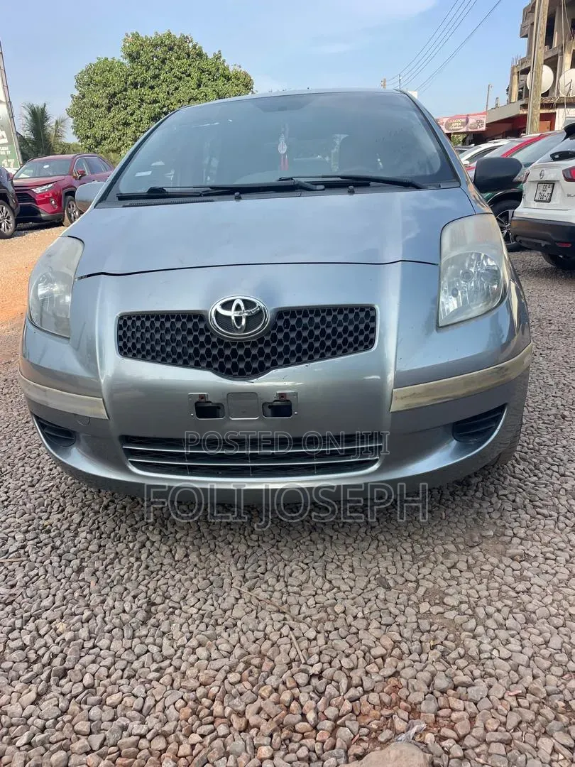 Toyota Yaris Base Sedan 4dr 2010 Silver