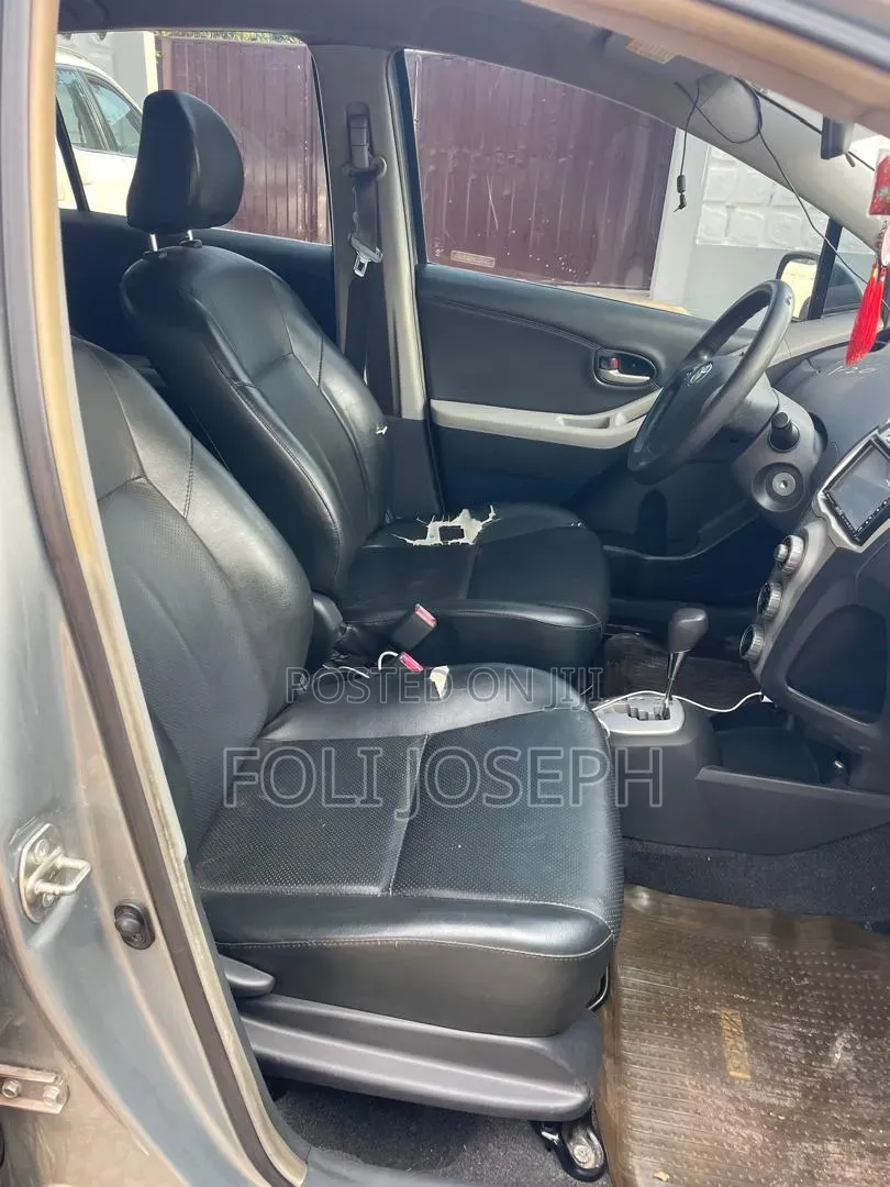 Toyota Yaris Base Sedan 4dr 2010 Silver