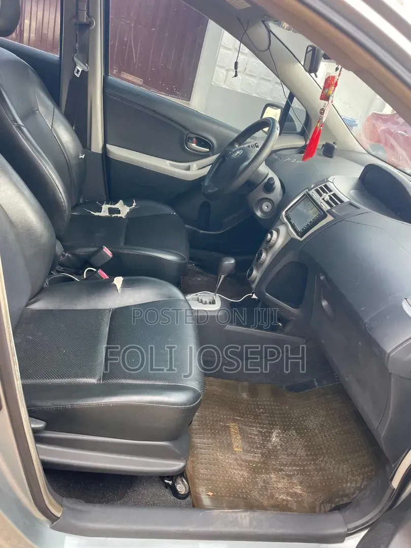 Toyota Yaris Base Sedan 4dr 2010 Silver
