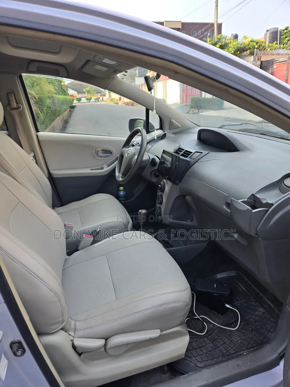 Toyota Vitz 1.3 FWD 5dr 2010 Gray
