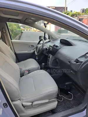 Toyota Vitz 1.3 FWD 5dr 2010 Gray