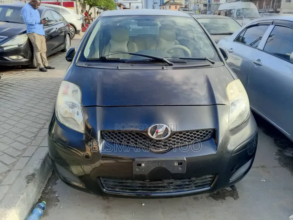 Toyota Vitz 1.3 AWD 5dr 2010 Black
