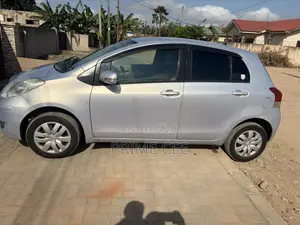 Toyota Vitz 2010 Silver
