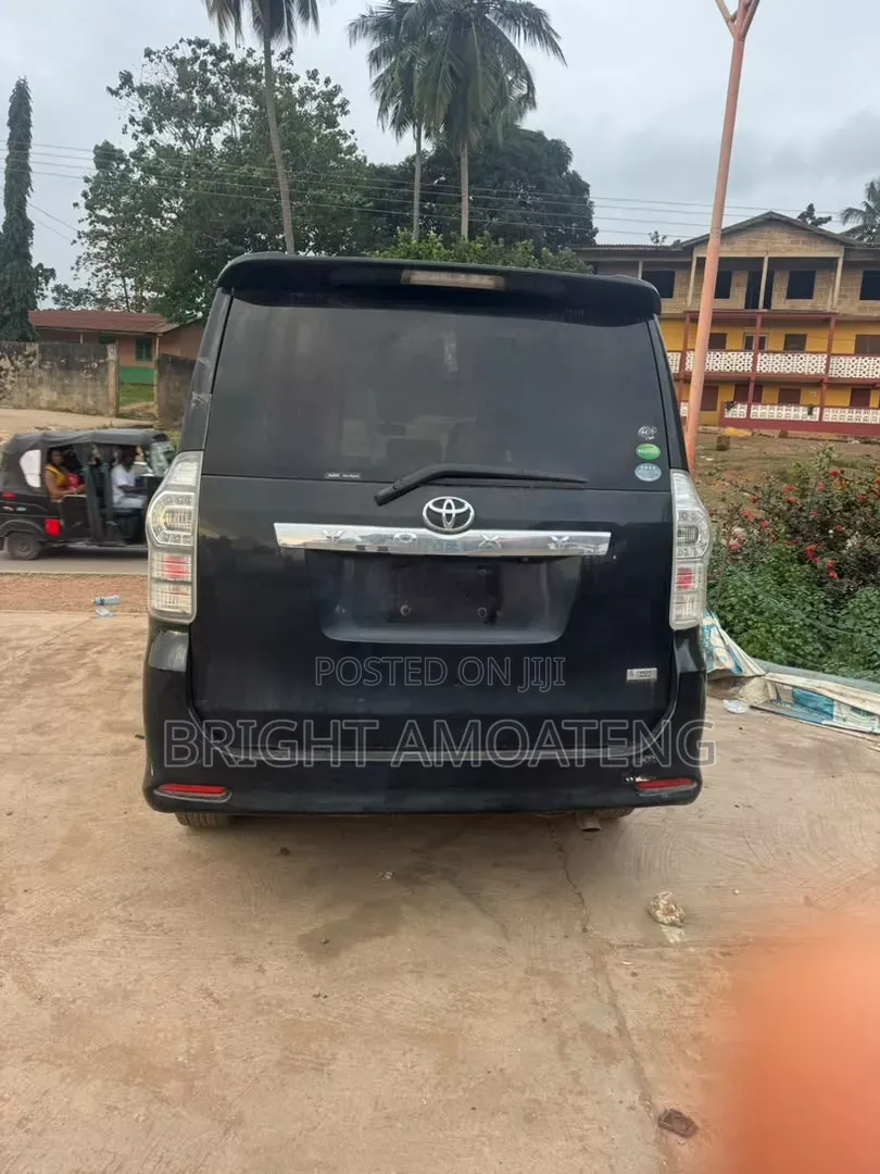 Toyota Voxy X 4WD 8-Seater 2010 Black