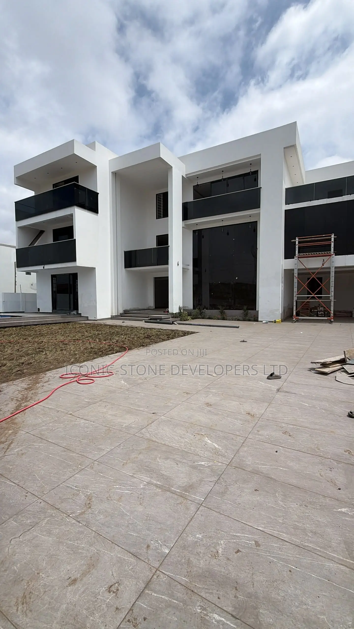 8bdrm Mansion in Adjiringanor, Adjiriganor for sale