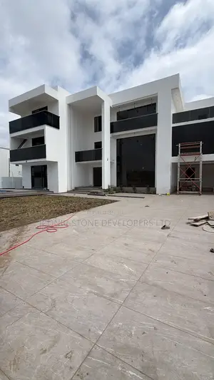 8bdrm Mansion in Adjiringanor, Adjiriganor for sale