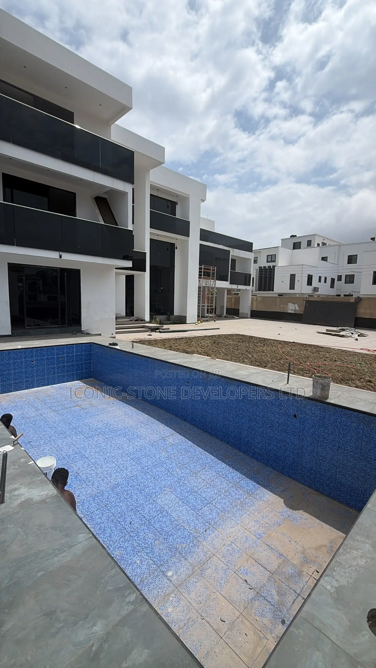 8bdrm Mansion in Adjiringanor, Adjiriganor for sale