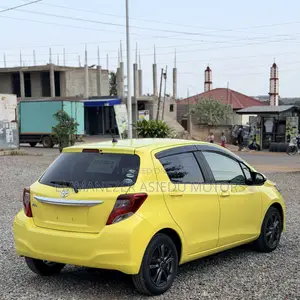 Toyota Vitz 1.3 FWD 5dr 2015 Yellow