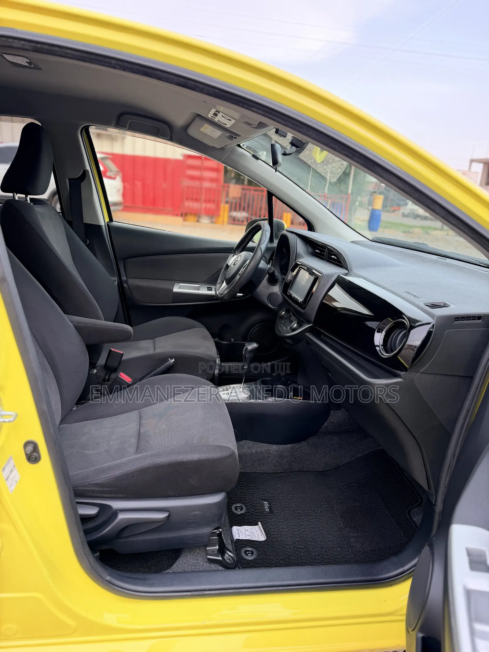 Toyota Vitz 1.3 FWD 5dr 2015 Yellow