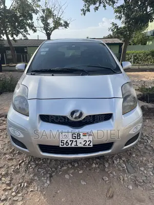Toyota Vitz 2010 Silver