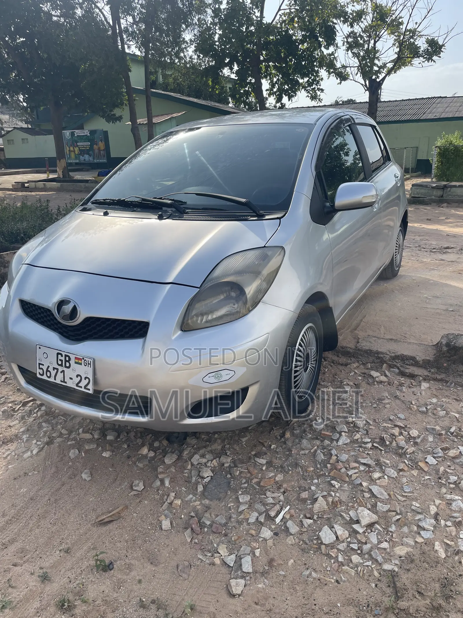 Toyota Vitz 2010 Silver