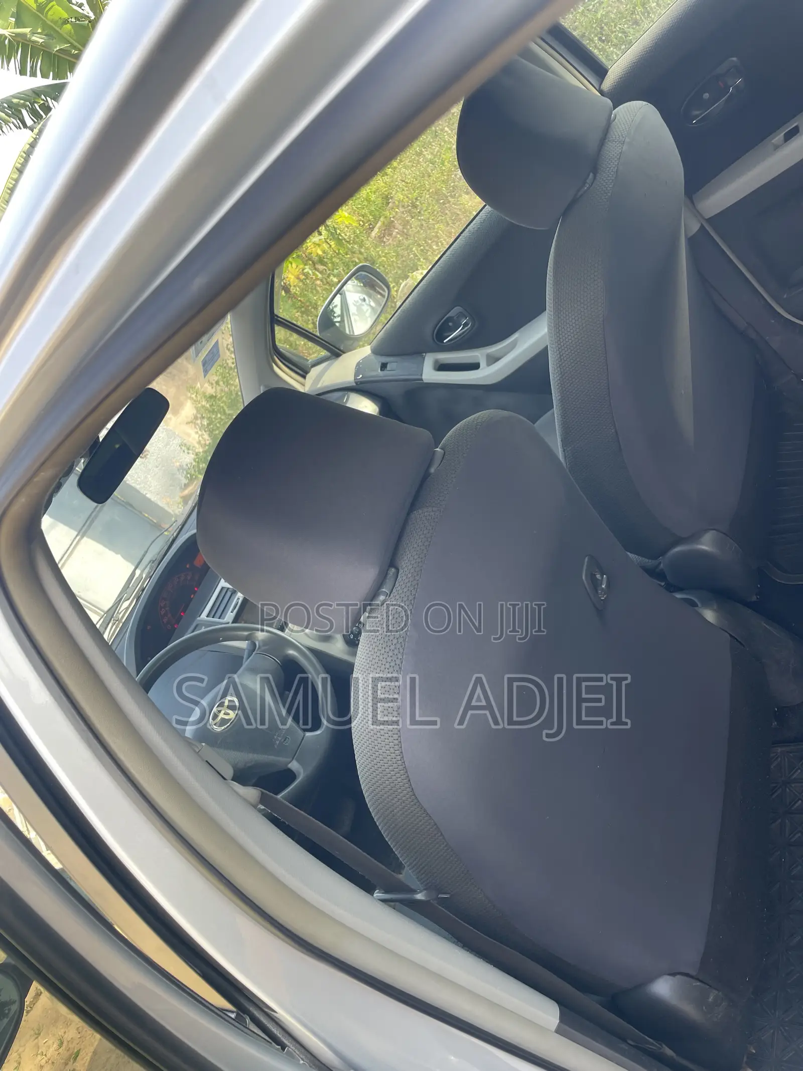 Toyota Vitz 2010 Silver