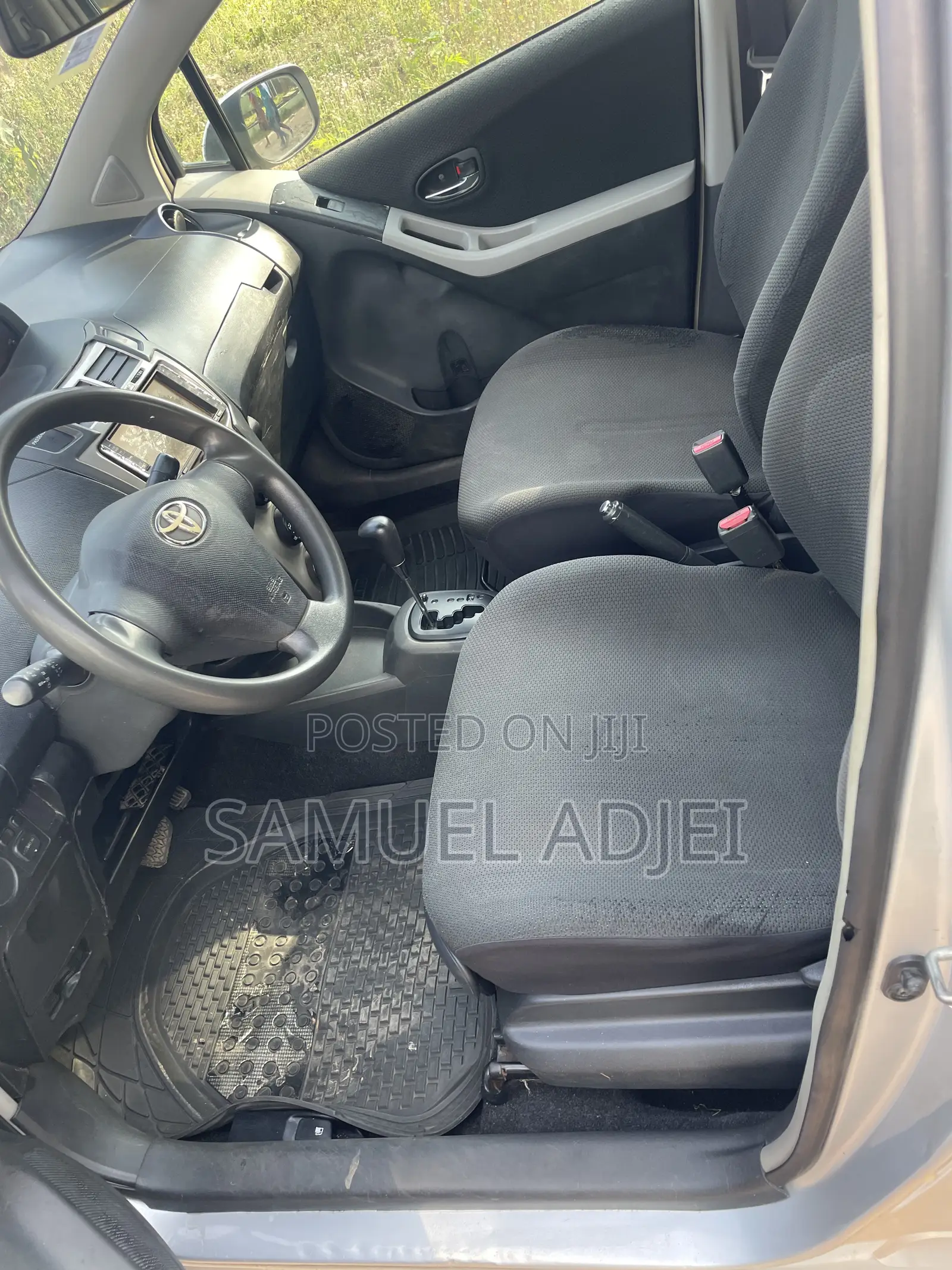Toyota Vitz 2010 Silver