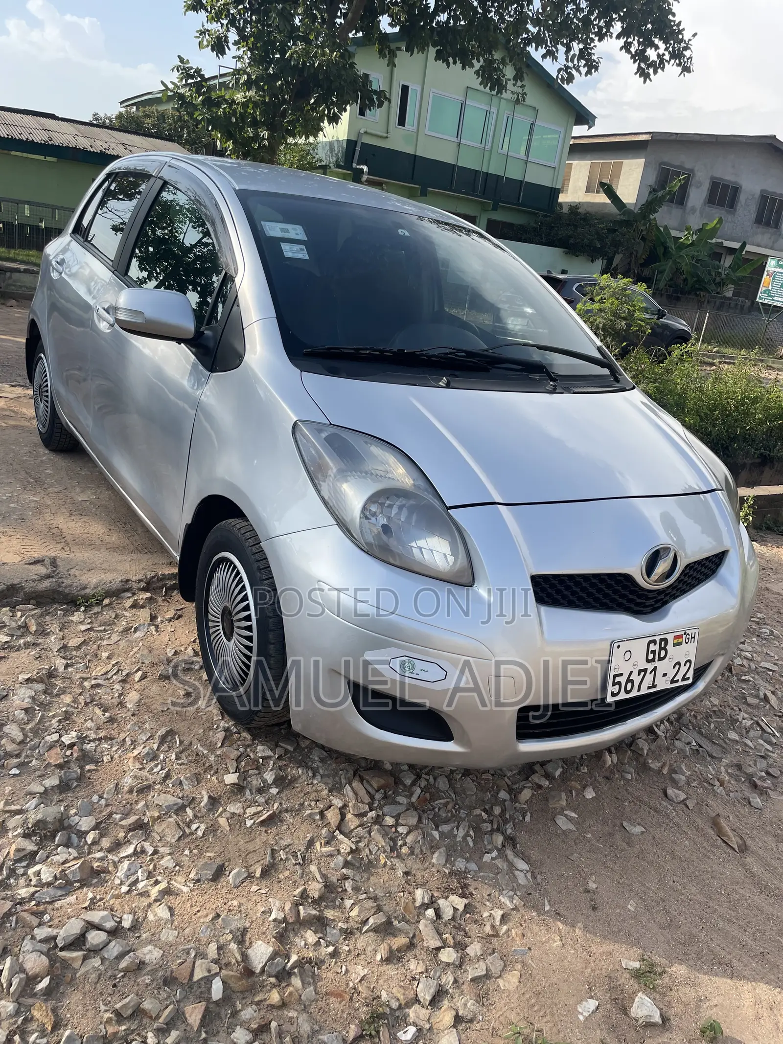 Toyota Vitz 2010 Silver