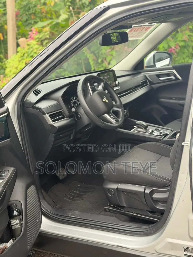 Mitsubishi Outlander 2022 Gray