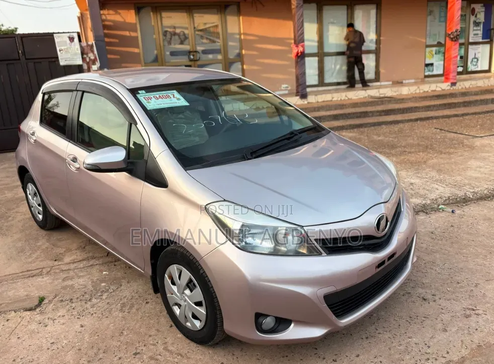 Toyota Vitz 1.3 AWD 5dr 2013 Pink