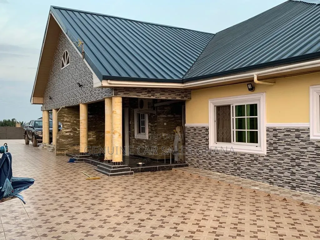 6bdrm Block of Flats in Apowa Estate, Takoradi for sale