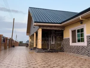 6bdrm Block of Flats in Apowa Estate, Takoradi for sale