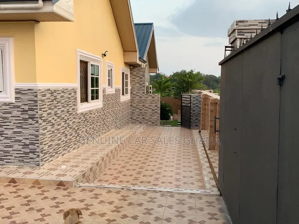 6bdrm Block of Flats in Apowa Estate, Takoradi for sale