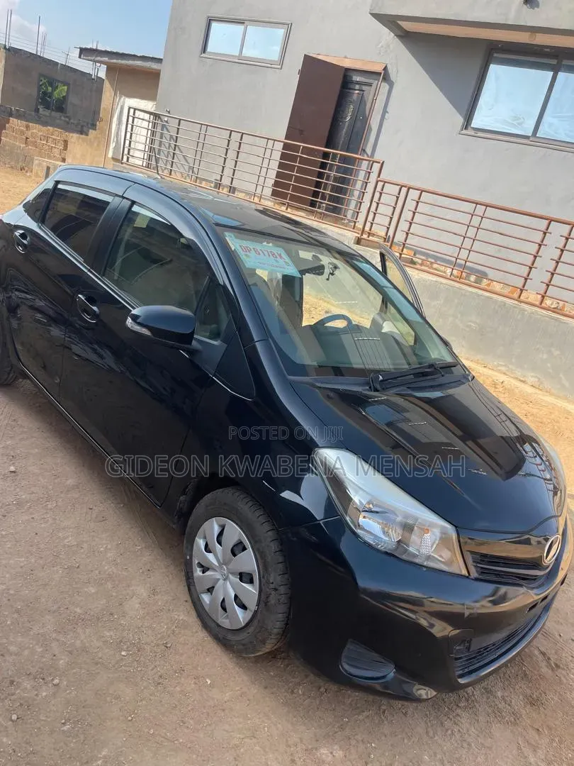 Toyota Vitz 1.5 FWD 5dr 2011 Black