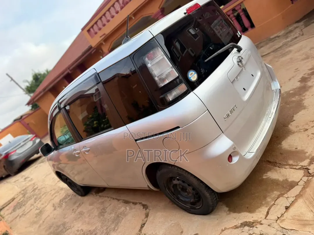 Toyota Sienta 1.5 FWD (6-seater) 2015 Silver