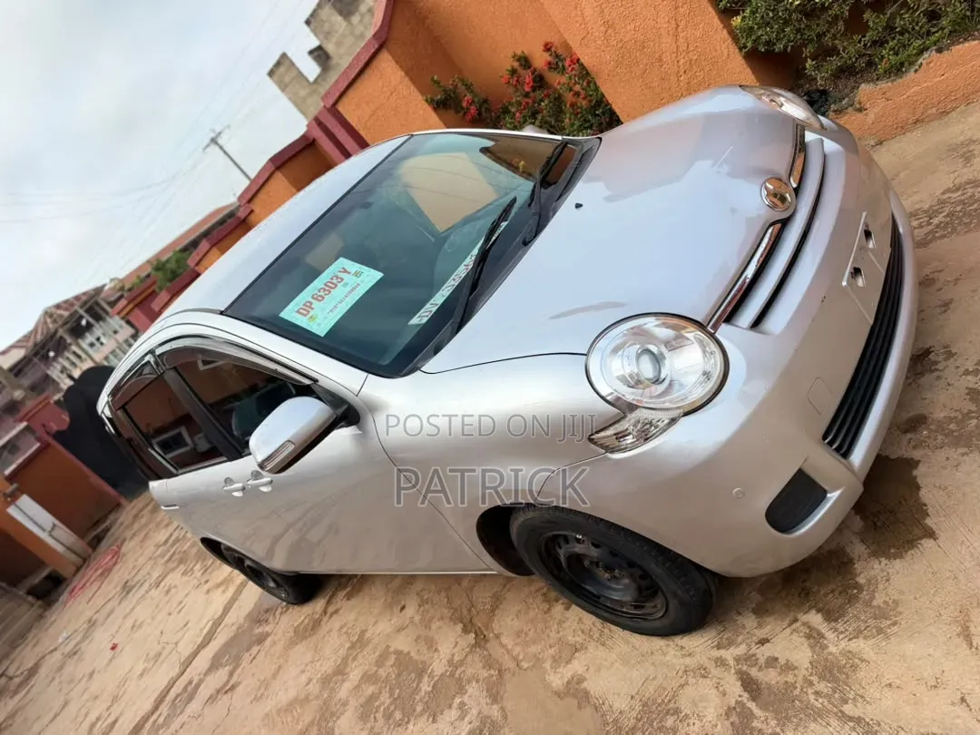 Toyota Sienta 1.5 FWD (6-seater) 2015 Silver