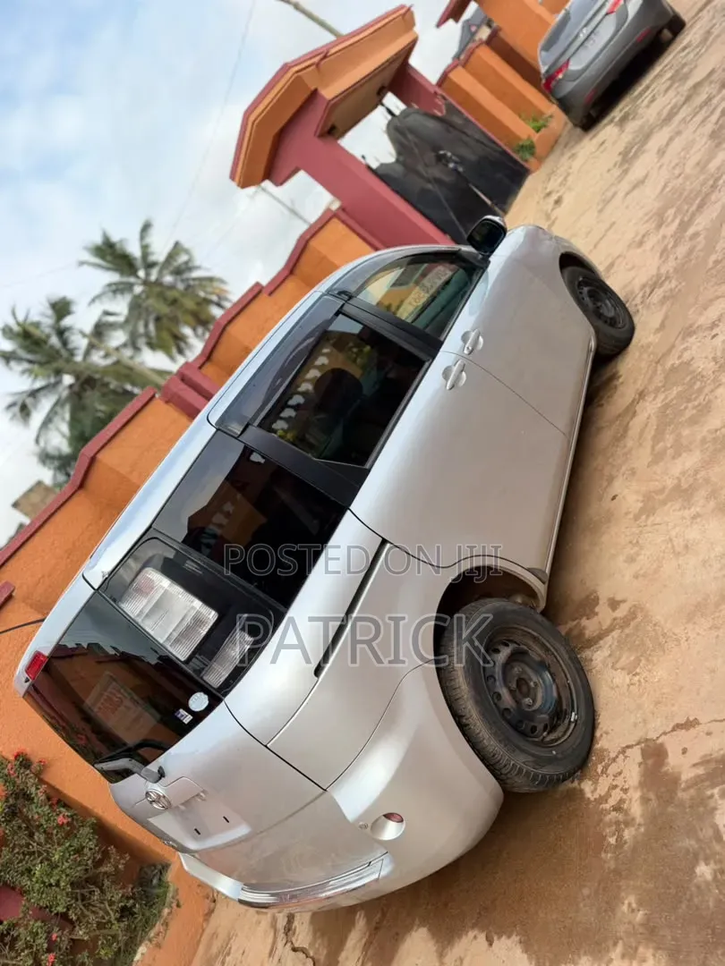Toyota Sienta 1.5 FWD (6-seater) 2015 Silver
