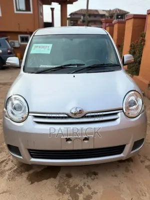 Toyota Sienta 1.5 FWD (6-seater) 2015 Silver