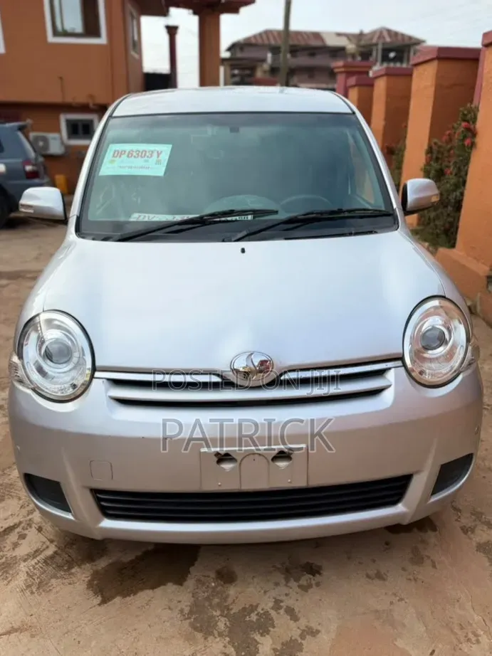 Toyota Sienta 1.5 FWD (6-seater) 2015 Silver