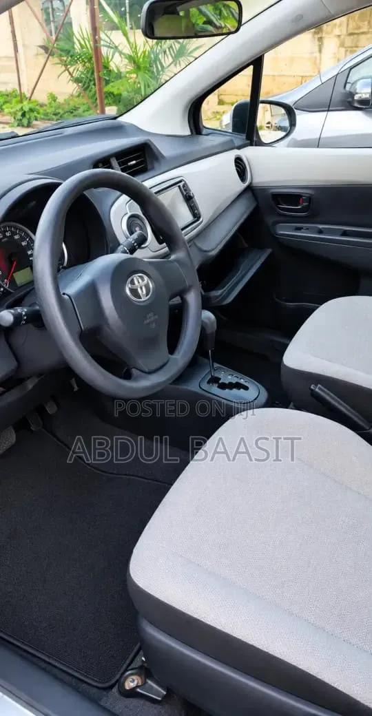 Toyota Vitz 1.3 FWD 5dr 2013 Silver