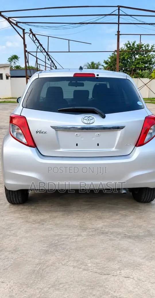 Toyota Vitz 1.3 FWD 5dr 2013 Silver