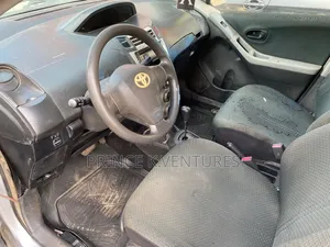 Toyota Vitz 2010 Silver