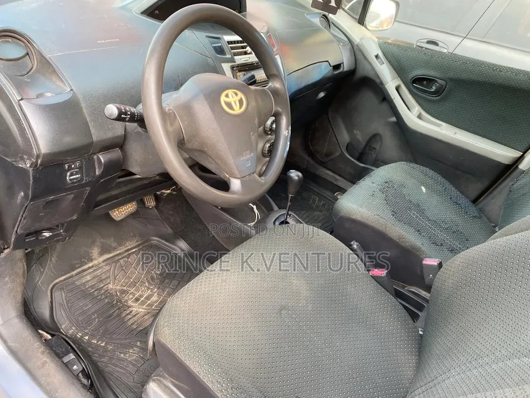 Toyota Vitz 2010 Silver