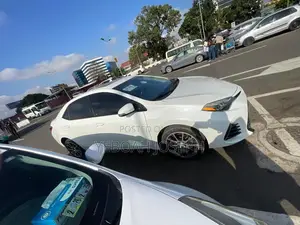 Toyota Corolla SE Special Edition 4dr Sedan (1.8L 4cyl CVT) 2017 White
