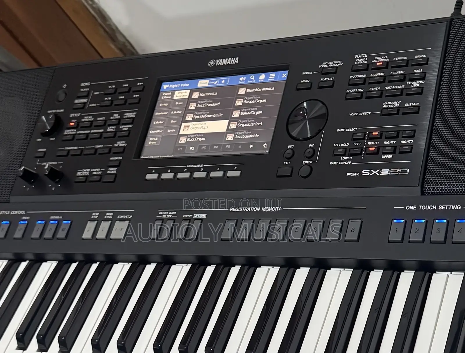 Yamaha PSR SX 920 61-Keys Arranger Workstation Keyboard