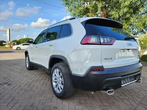 Jeep Cherokee Latitude Plus FWD 2019 White