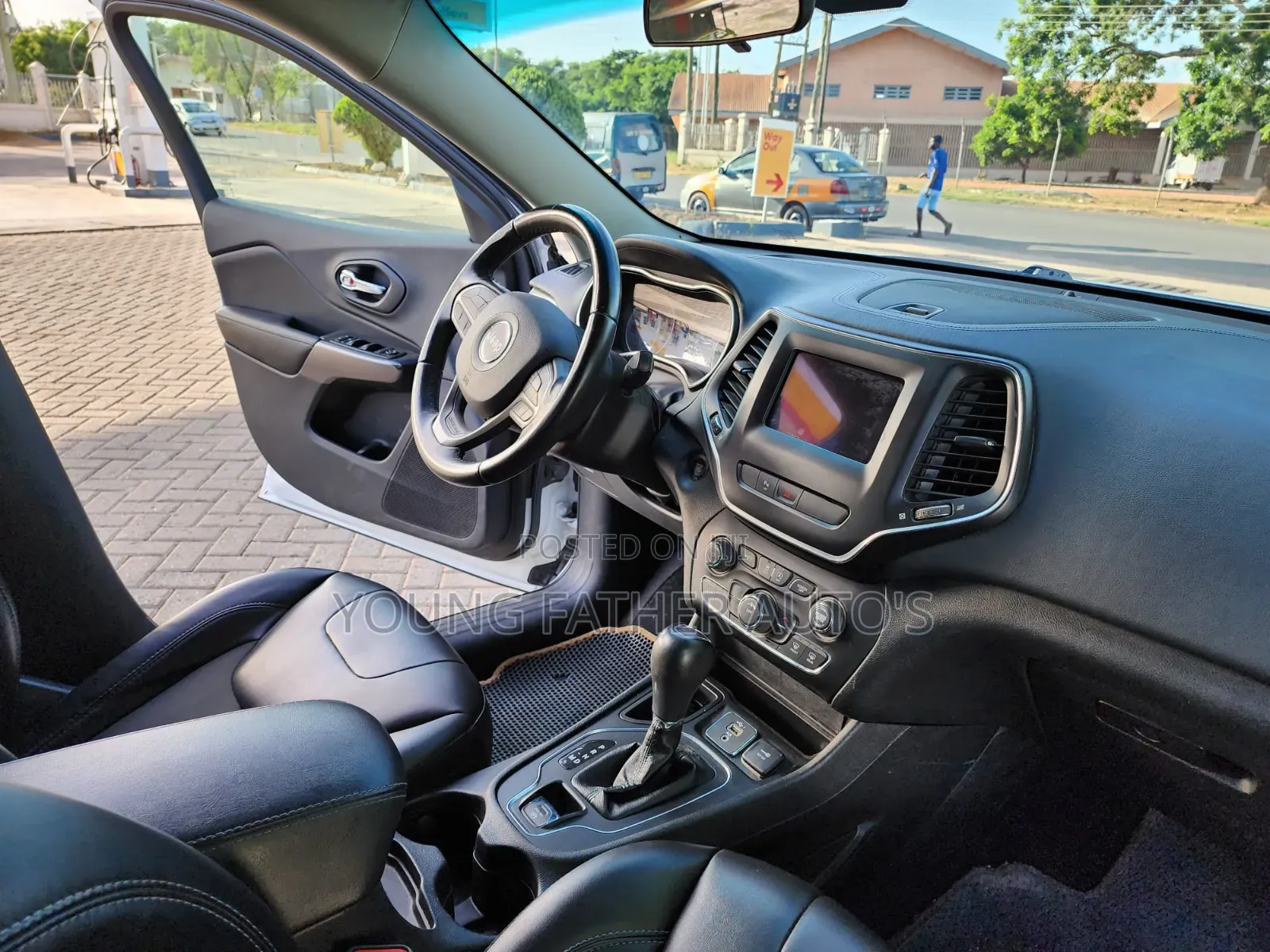 Jeep Cherokee Latitude Plus FWD 2019 White