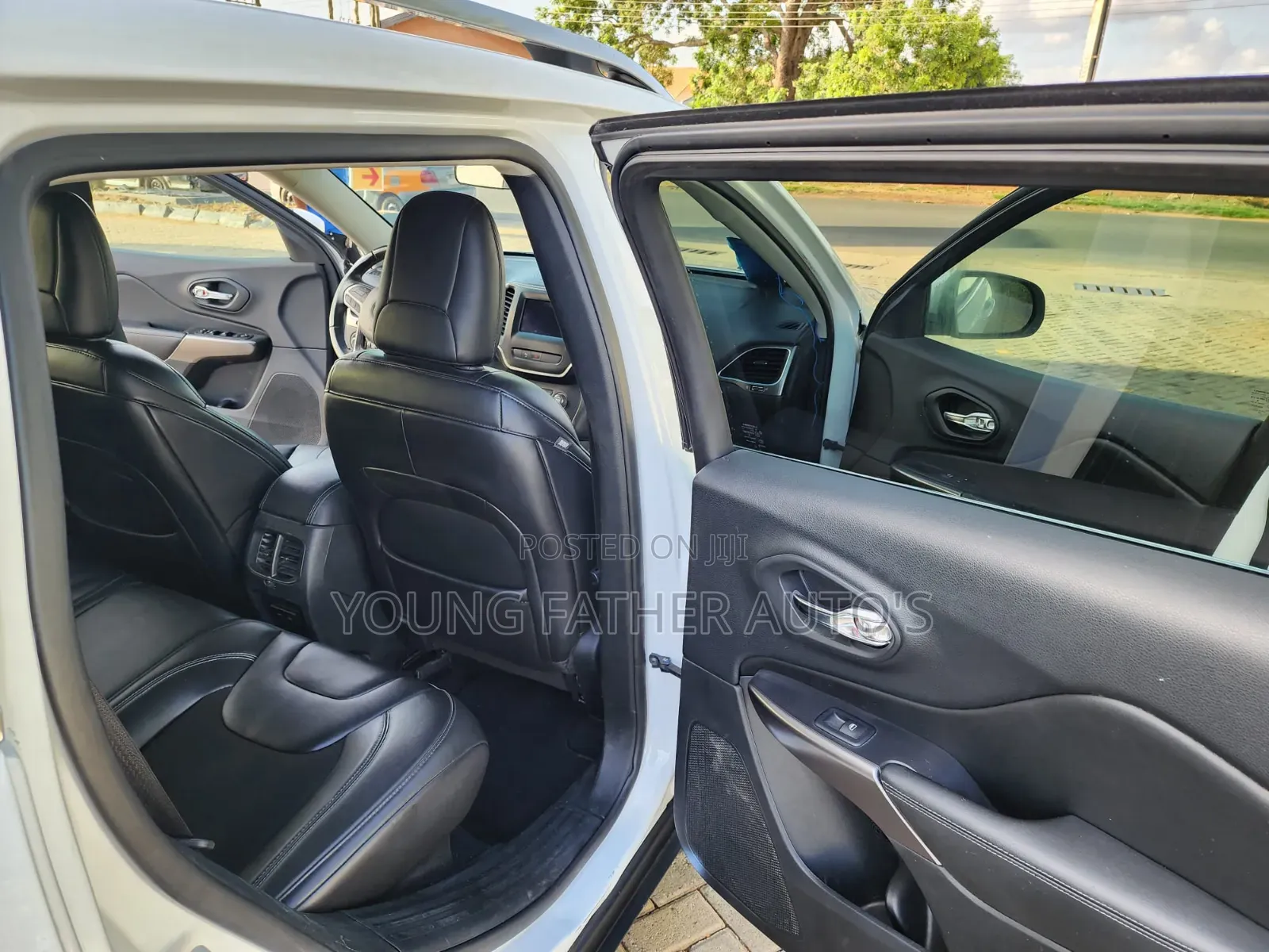 Jeep Cherokee Latitude Plus FWD 2019 White