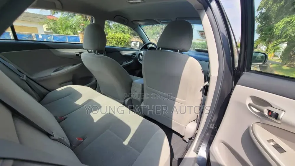 Toyota Corolla LE Special Edition 4dr Sedan (1.8L 4cyl 4A) 2013 Gray