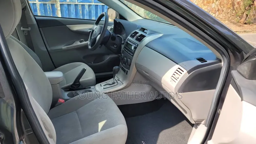 Toyota Corolla LE Special Edition 4dr Sedan (1.8L 4cyl 4A) 2013 Gray