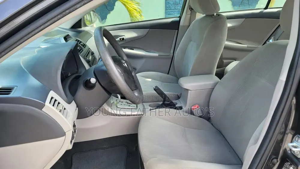 Toyota Corolla LE Special Edition 4dr Sedan (1.8L 4cyl 4A) 2013 Gray