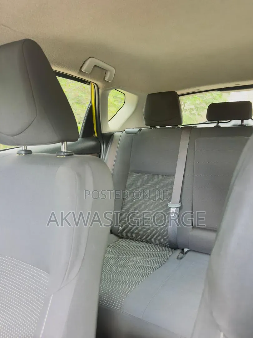 Toyota Corolla SE Special Edition 4dr Sedan (1.8L 4cyl CVT) 2017 Yellow