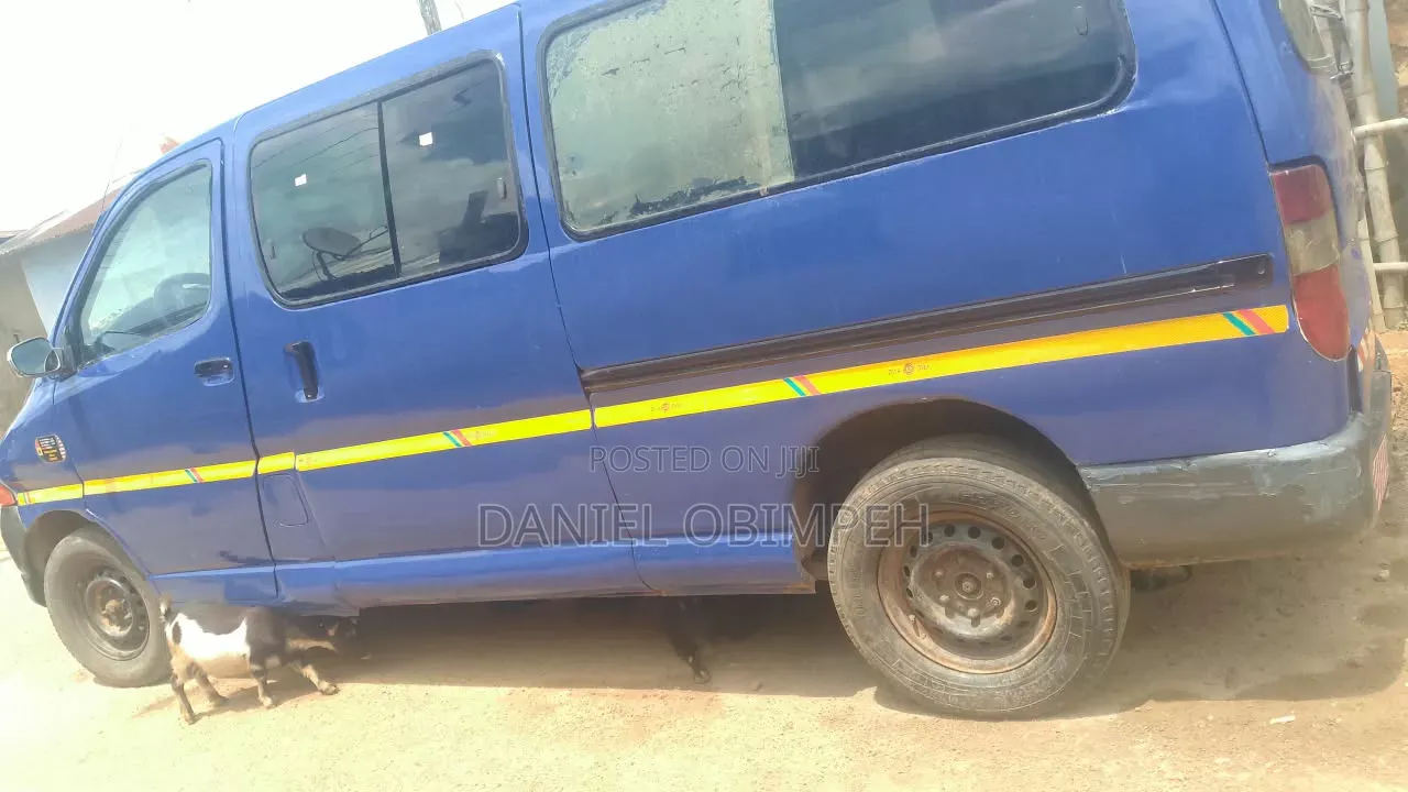 Toyota HiAce 2002 Blue