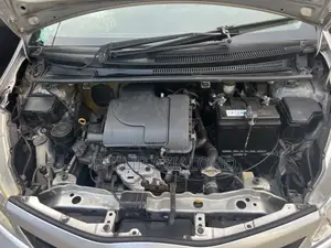 Toyota Vitz 1.0 FWD 5dr 2012 Silver