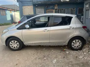 Toyota Vitz 1.0 FWD 5dr 2012 Silver