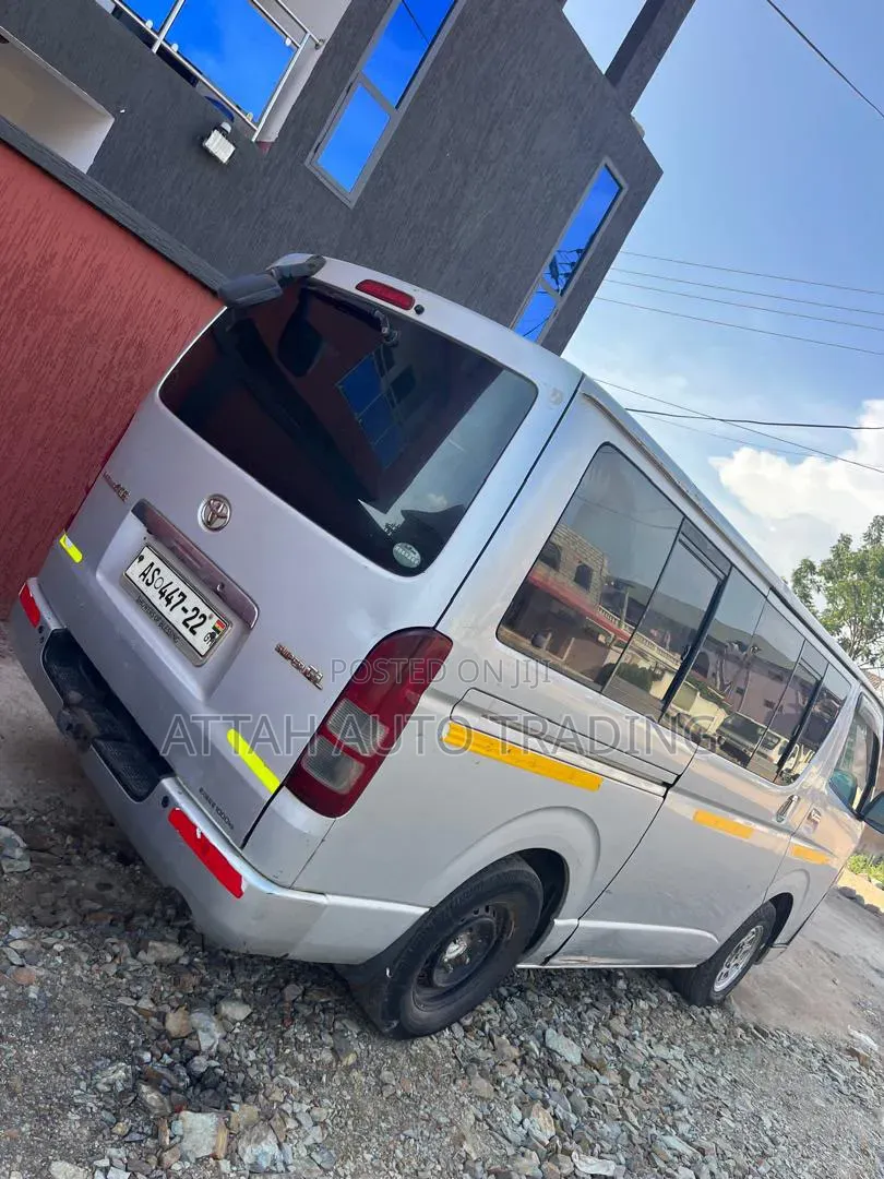 Toyota HiAce 2014 Silver