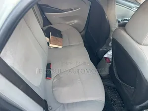 Hyundai Accent SE Automatic 2011 White